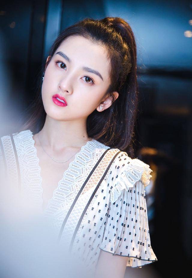 一袭黑色吊带连衣裙气场全开,网友:鹅姐你变了_显得_白色_时尚