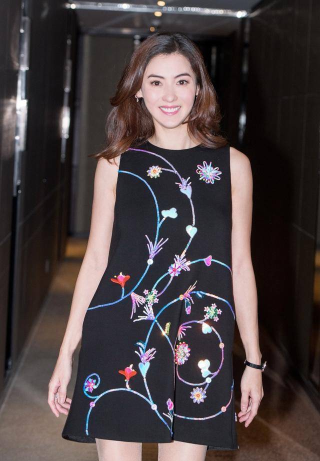 而且38岁的张柏芝在穿衣搭配上是非常有范儿的,衣品也是十分不错的.