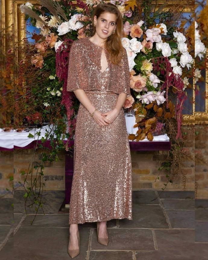 碧翠丝公主参加时尚晚宴,一身闪片礼服又美又飒,仪态也好看很多_造型