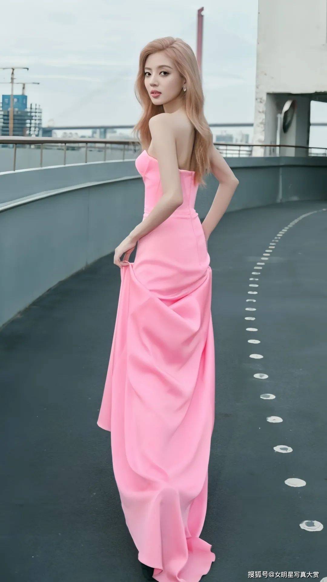 【何瑞贤写真美图】芭比粉长裙,性感温婉,窈窕曼妙_演技_裙子_剧中