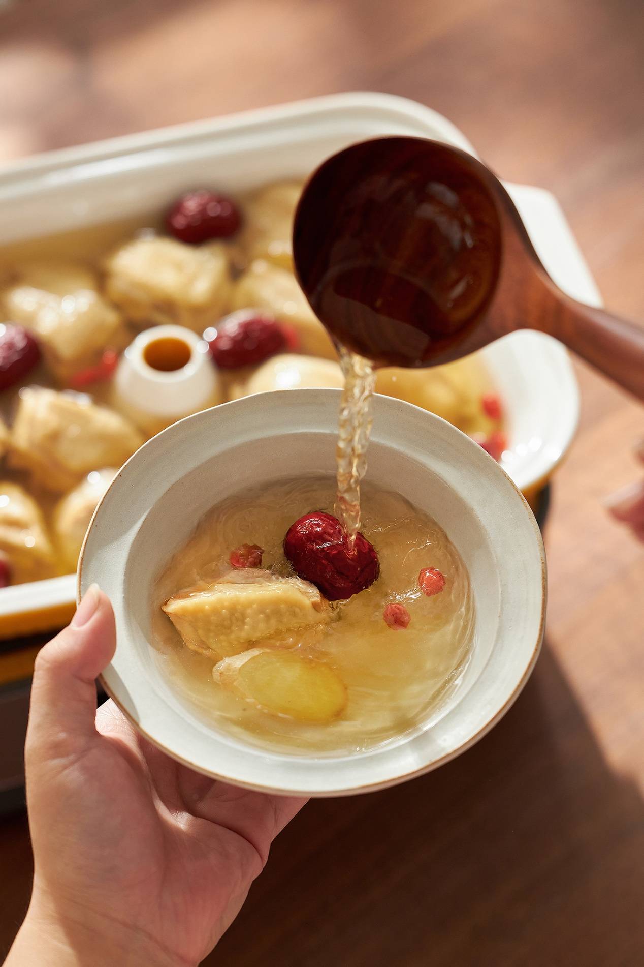 东菱电蒸锅则通过独特的蒸汽烹饪原理,汽锅内不加一滴水,也不用过多的