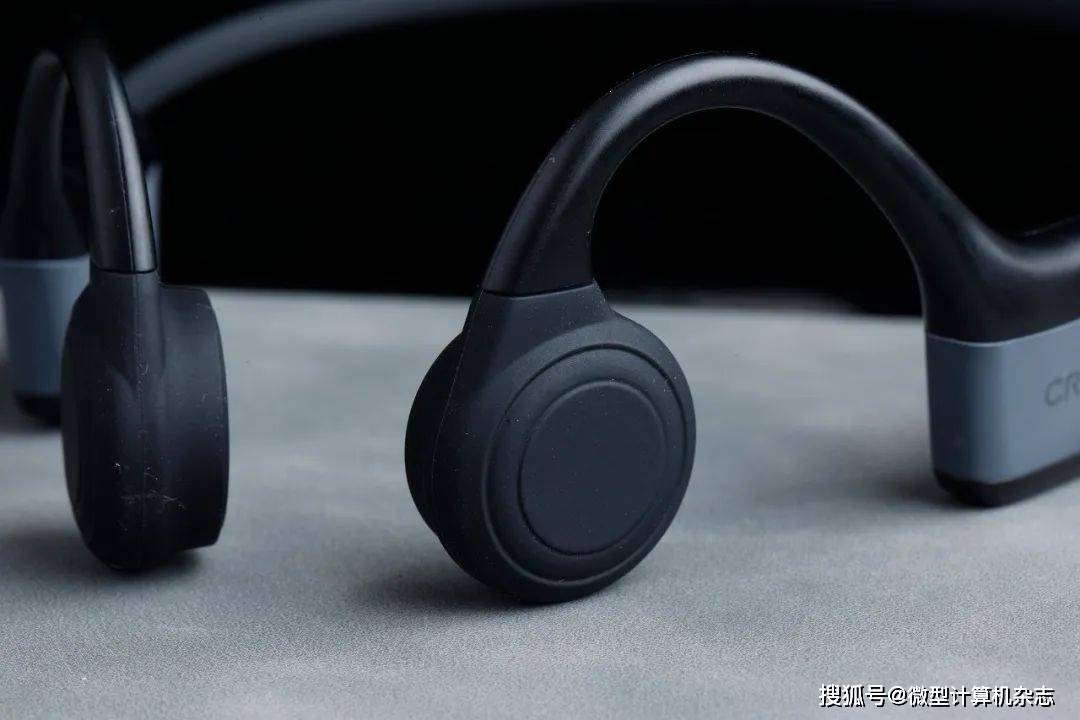 创新outlier free mini骨传导运动耳机_用户_充电_部分