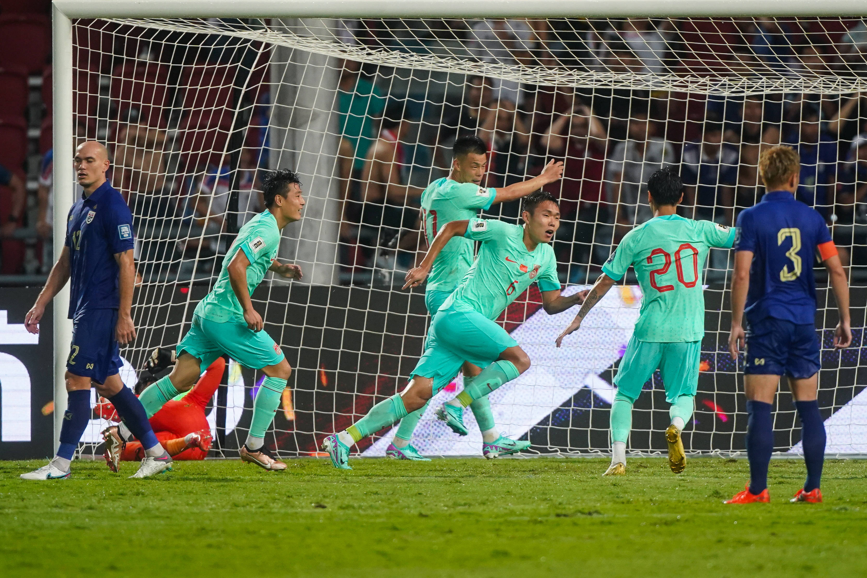 2-0!东亚两强双双取胜,越南终结连败,国足奇迹大逆转!