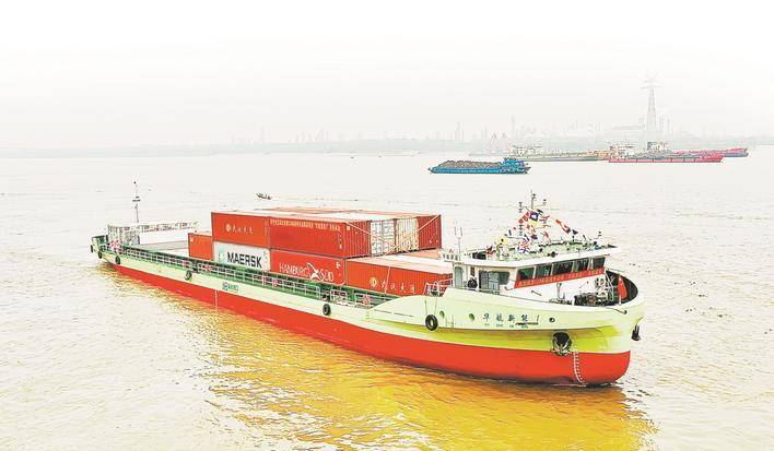 首艘120标箱纯电动集装箱示范船投用 湖北抢滩内河绿色智能船舶万亿