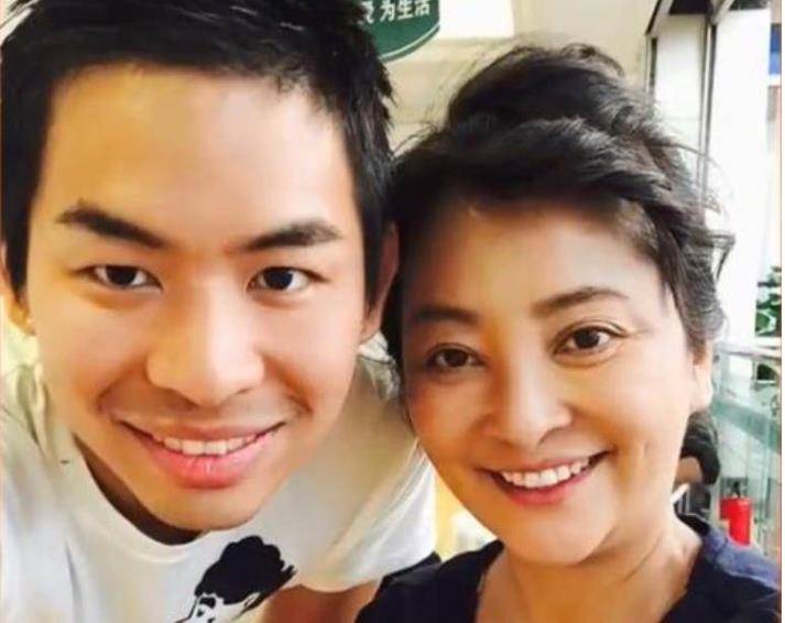 59岁李勤勤穿淑女裙扮嫩,发量稀疏露头皮,三任丈夫都是外国人