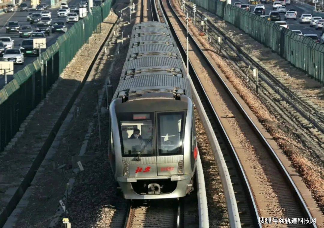 为加速列车空调化,在2010年,dkz4型列车开始在北京地铁车辆装备进行第