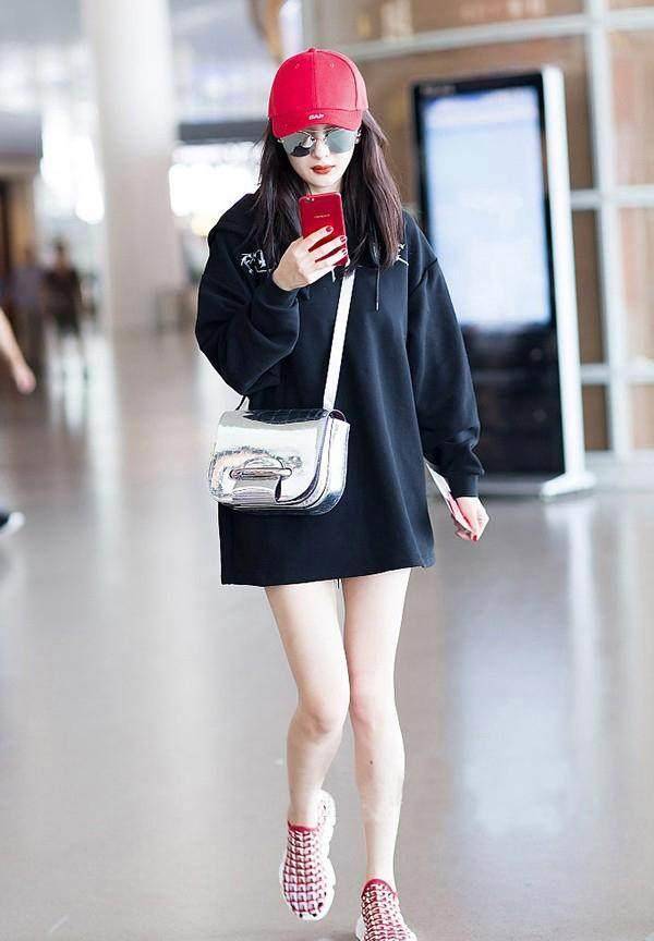 29岁沈梦辰和32岁杨幂这样的穿搭显瘦又显高,就是下半身失踪穿法_卫衣