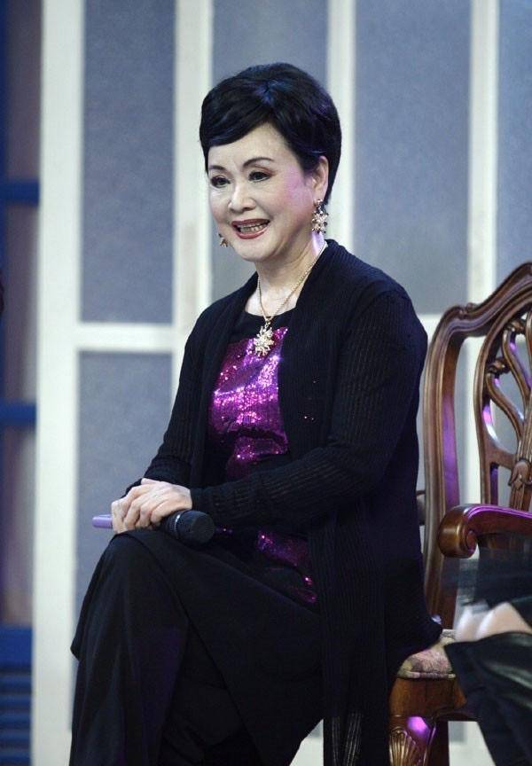 看78岁李谷一摘掉假发,我悟了:女人直面衰老,比刻意扮嫩更耐看