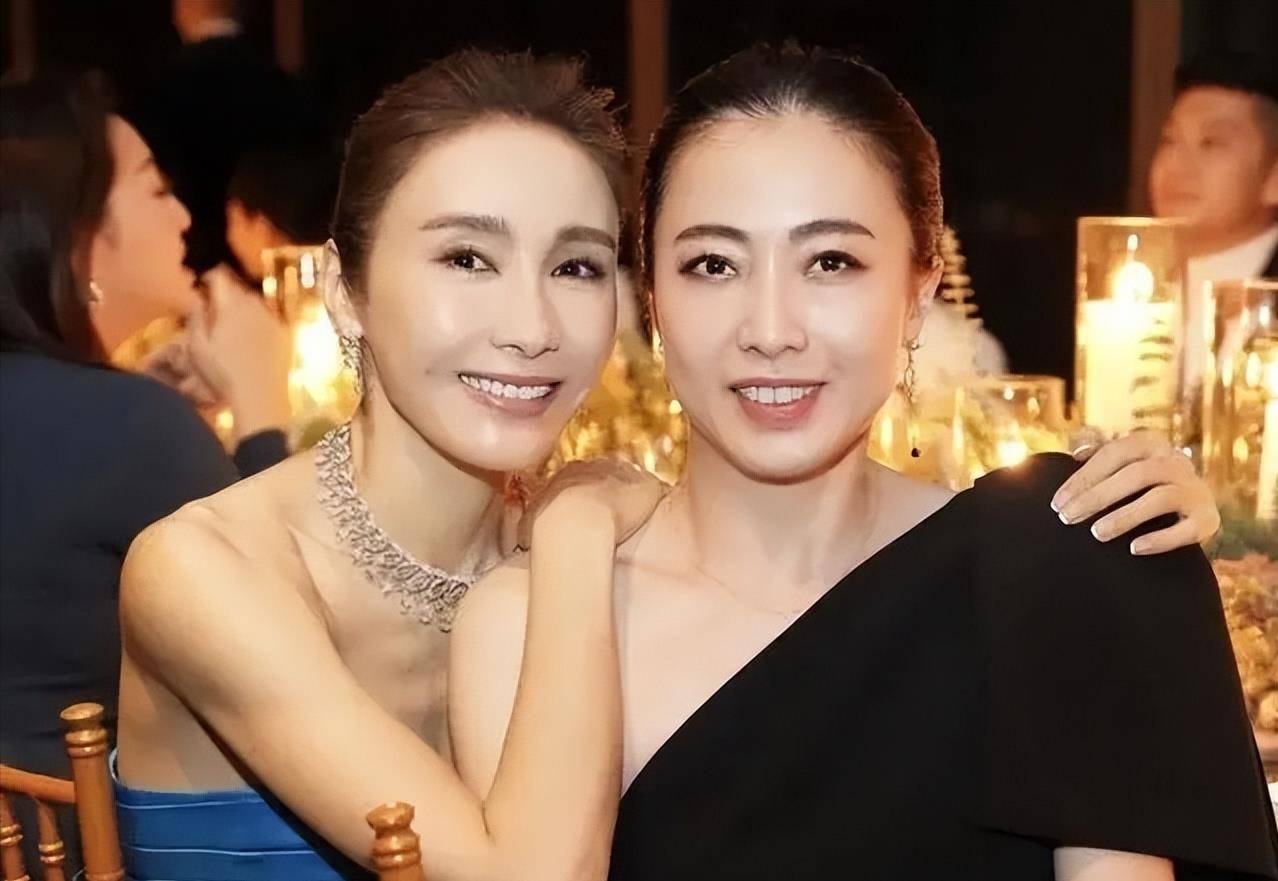 老婆甘比看黎明演唱会,面露疲态仍坚持随音乐跳舞_卢立军_李嘉欣_妻子