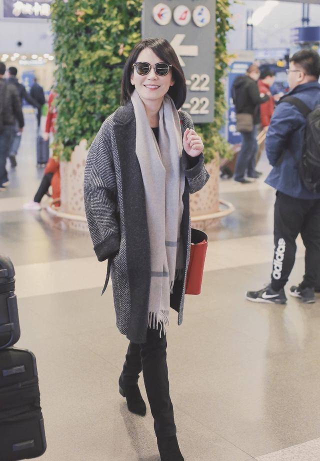 48岁俞飞鸿减掉十年长发,变波波头短发搭配大衣,意外减龄又时尚_白色