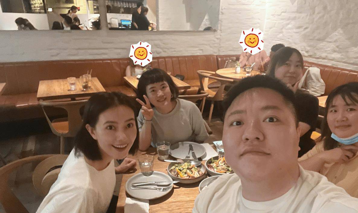 高圆圆和好友同游,私服穿搭气质又减龄,素颜对镜头微笑超女神_网友