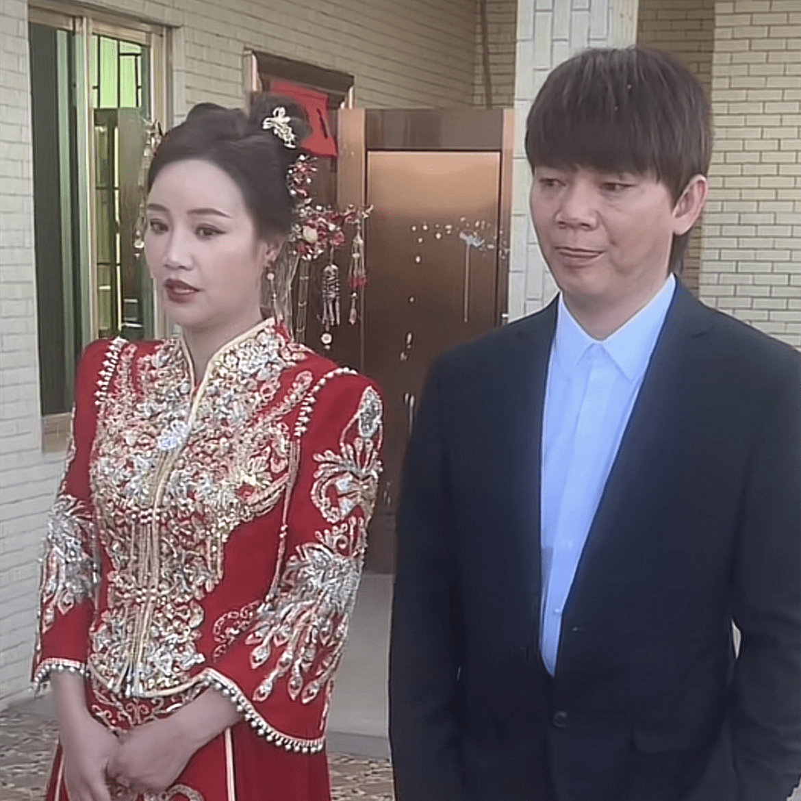 38岁歌手六哲返回老家补办婚礼!