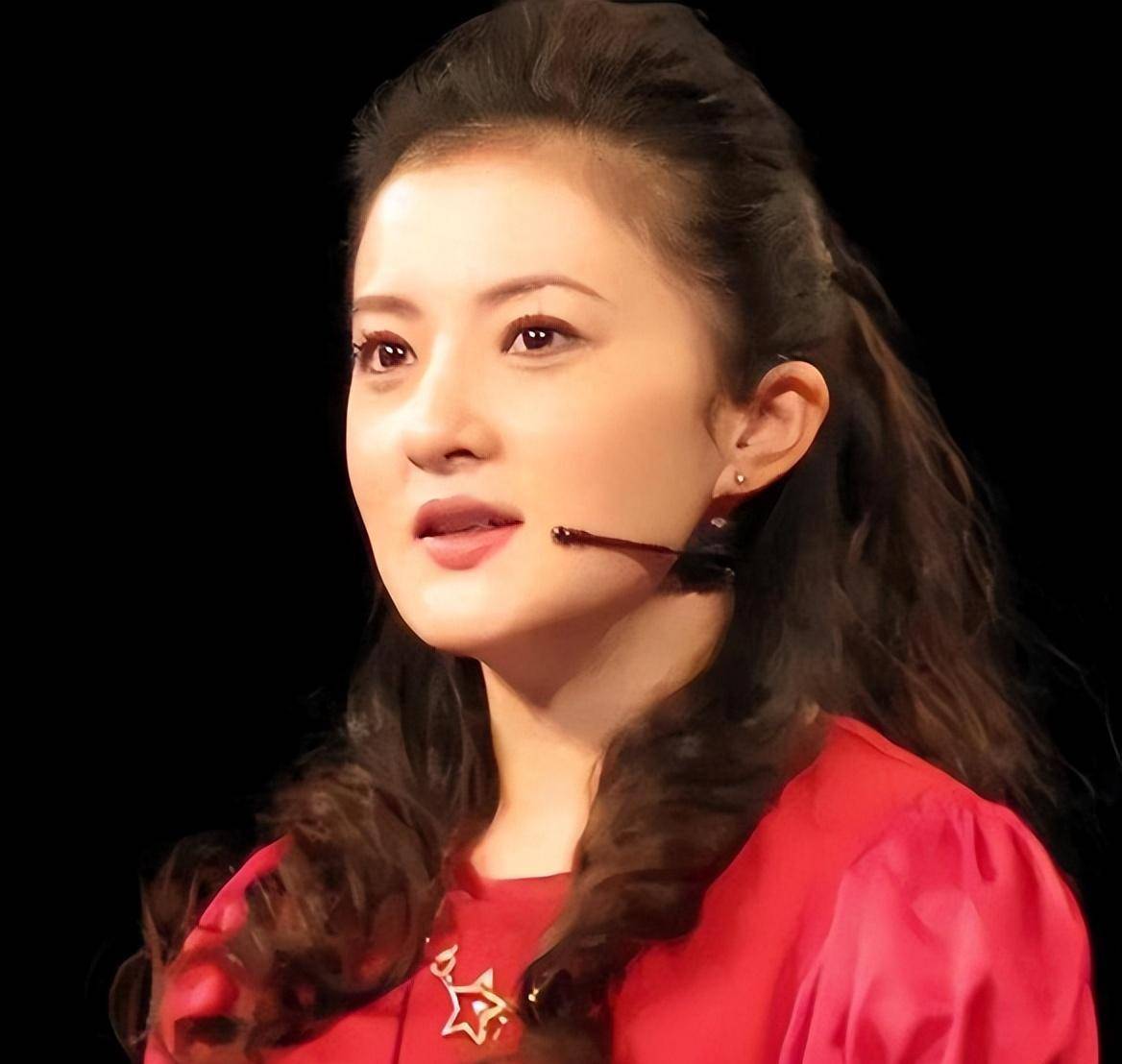 她19岁考上北大,撒贝宁暗恋过她,王艳曾给她配戏,今43岁怎样了_金铭