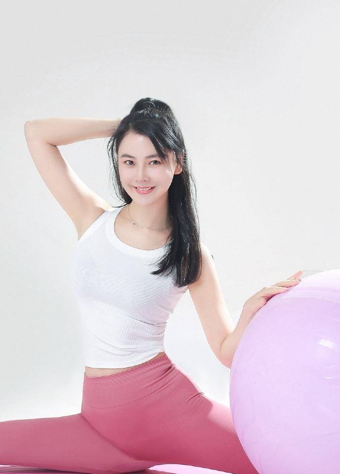 亚洲小姐冠军吴丹穿着白色上衣和粉色紧身裤的运动照,迷人