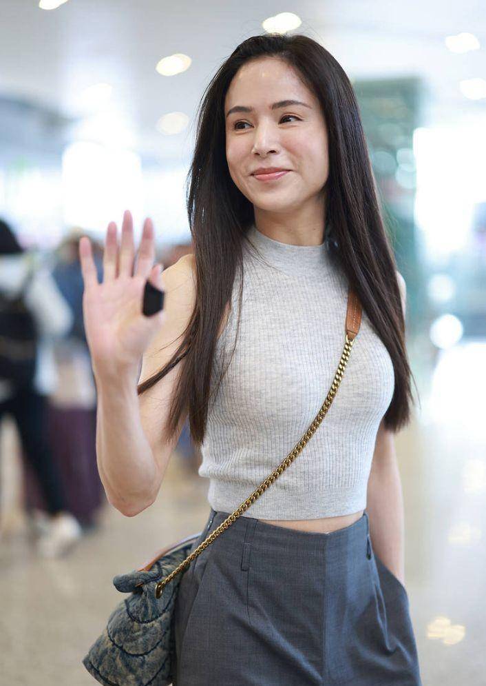 李若彤身穿紧身毛衣,身材曼妙,走路带风,有劲_时尚_皮肤_上海机场