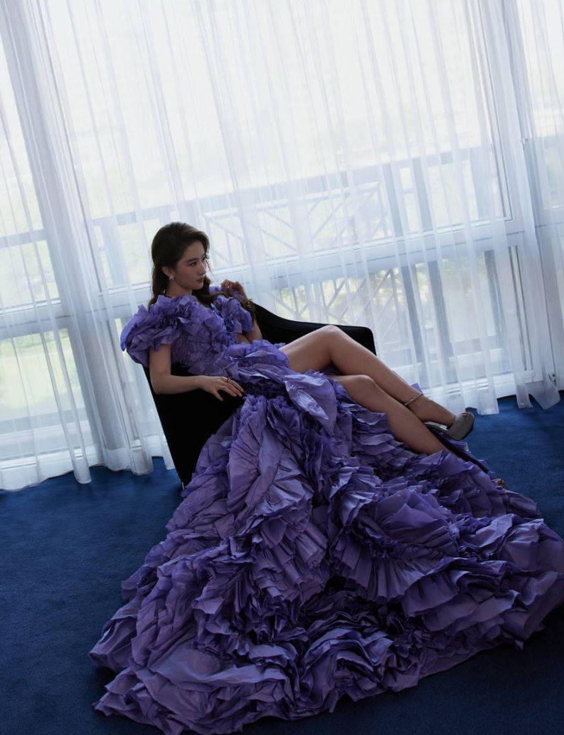 刘亦菲着紫色褶皱长裙宛如鲜花 高开叉秀纤细长腿_时尚_眼神_个性