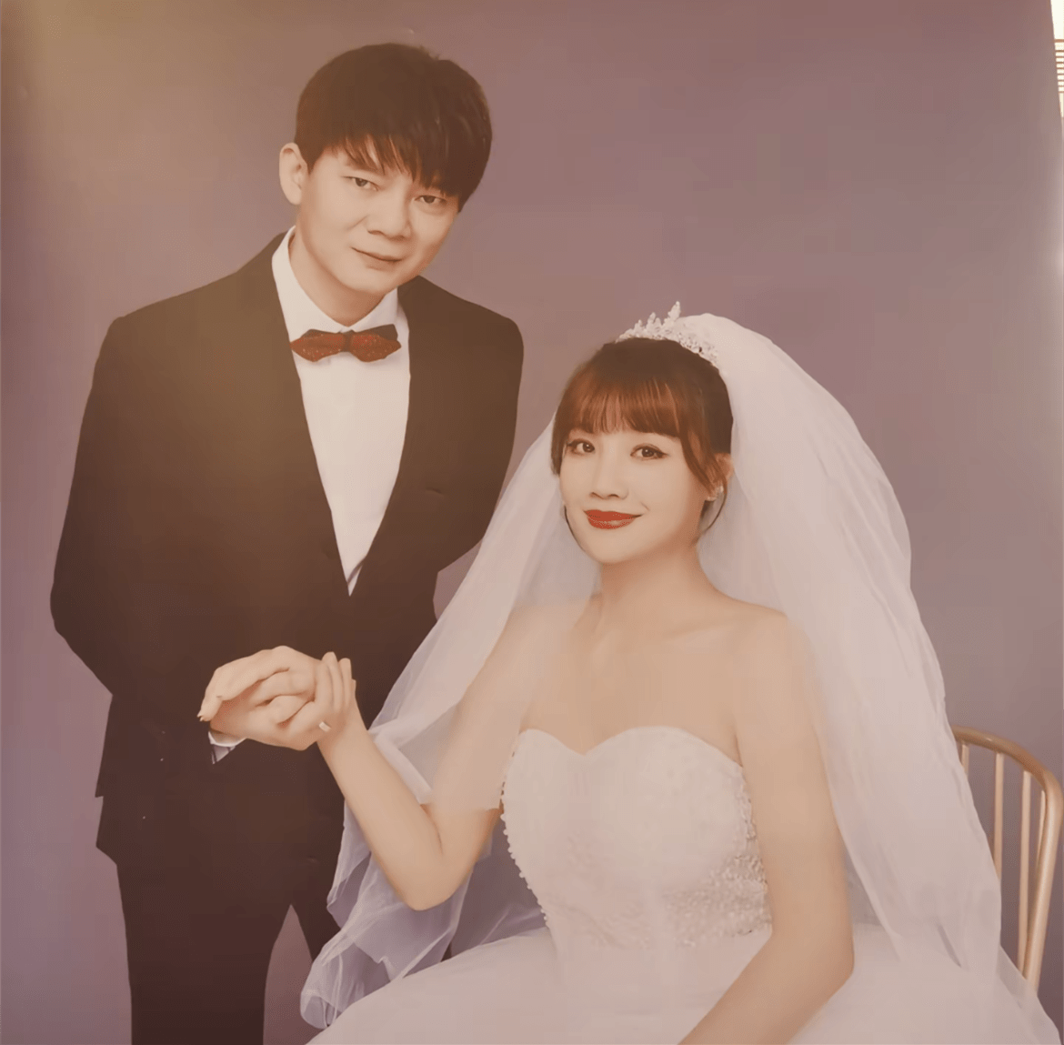 38岁歌手六哲返回老家补办婚礼!