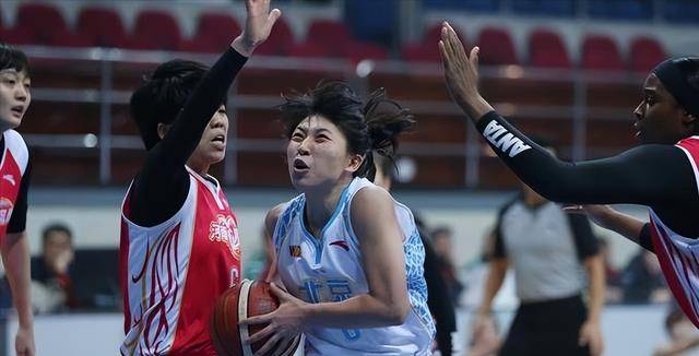 曾繁日赛后主动表态,广东男篮队长意外回应,朱芳雨连