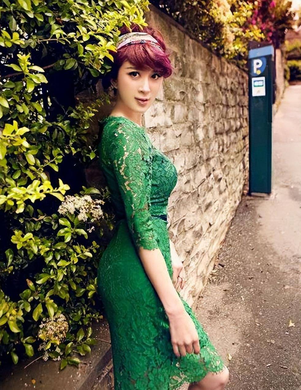 金巧巧都48岁了还有少女身材,穿紧身裙曲线真够抢眼,真长脸