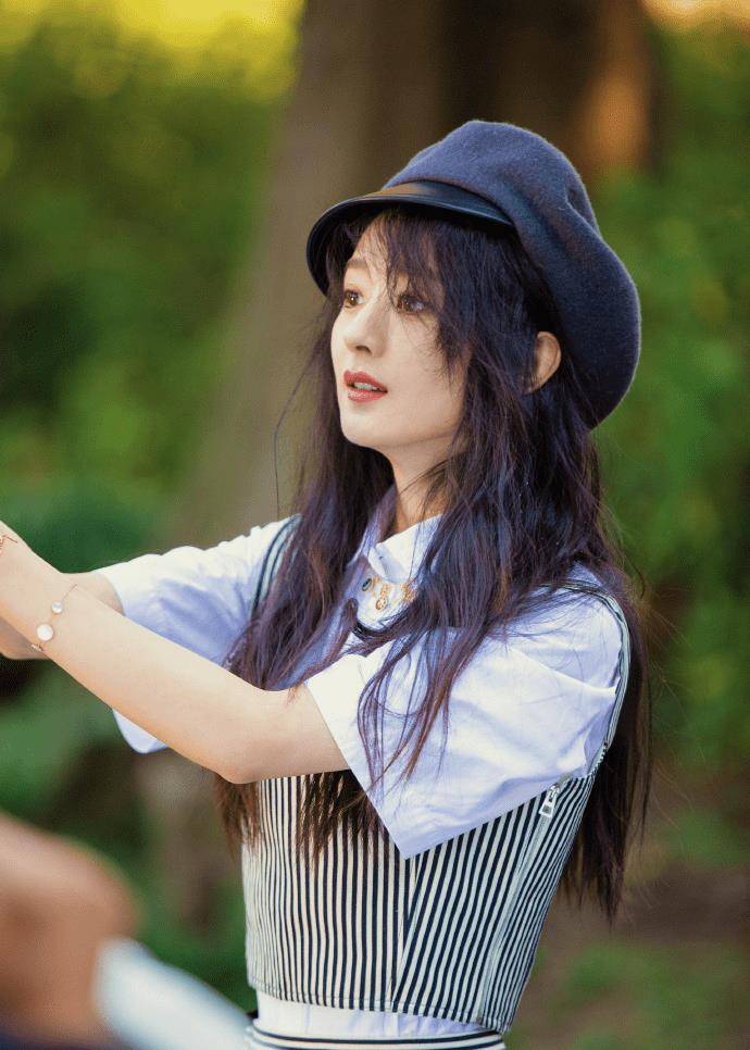 赵丽颖野外垂钓写真,清纯阳光,看起来好帅气