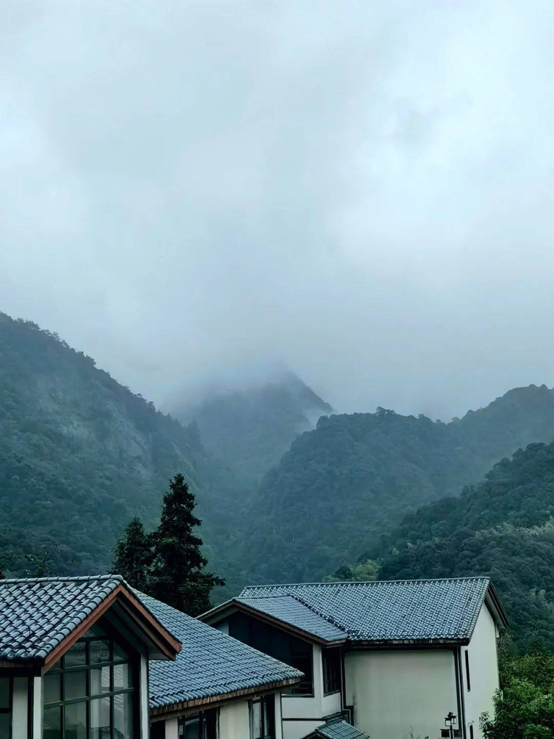 的朦胧,不如登高望远,看漫山云雾缭绕,千山万壑浓淡明灭,群峰烟笼雾锁