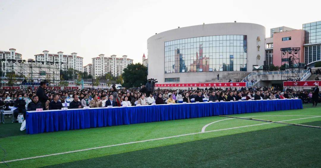 南京卫生高等职业技术学校校领导以及合作单位,兄弟院校代表,优秀毕业