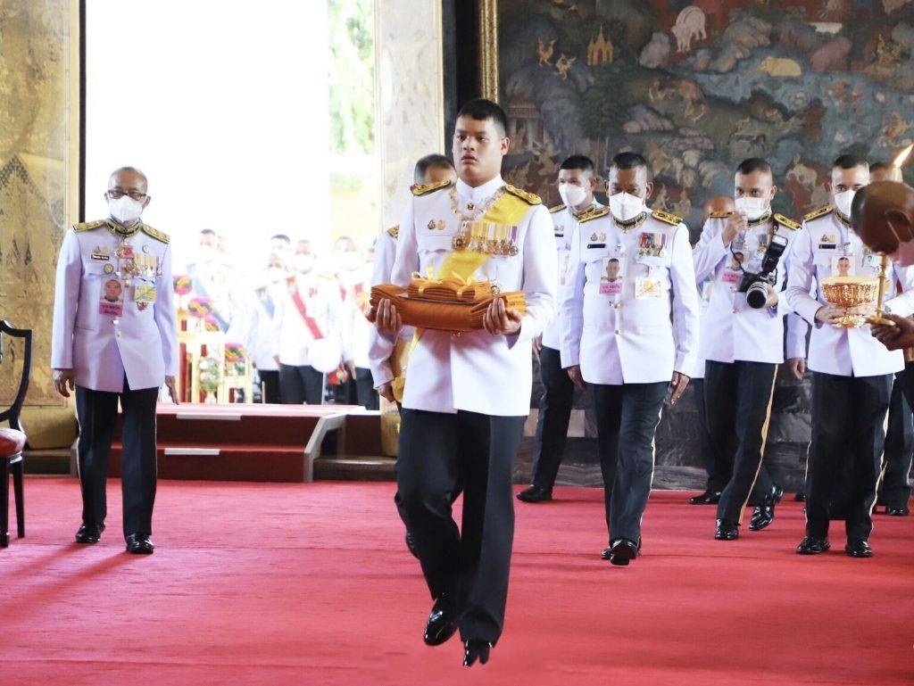 泰国王子提帮功独自参加活动,穿白色军装飒爽英姿,气势很像父亲_仪式