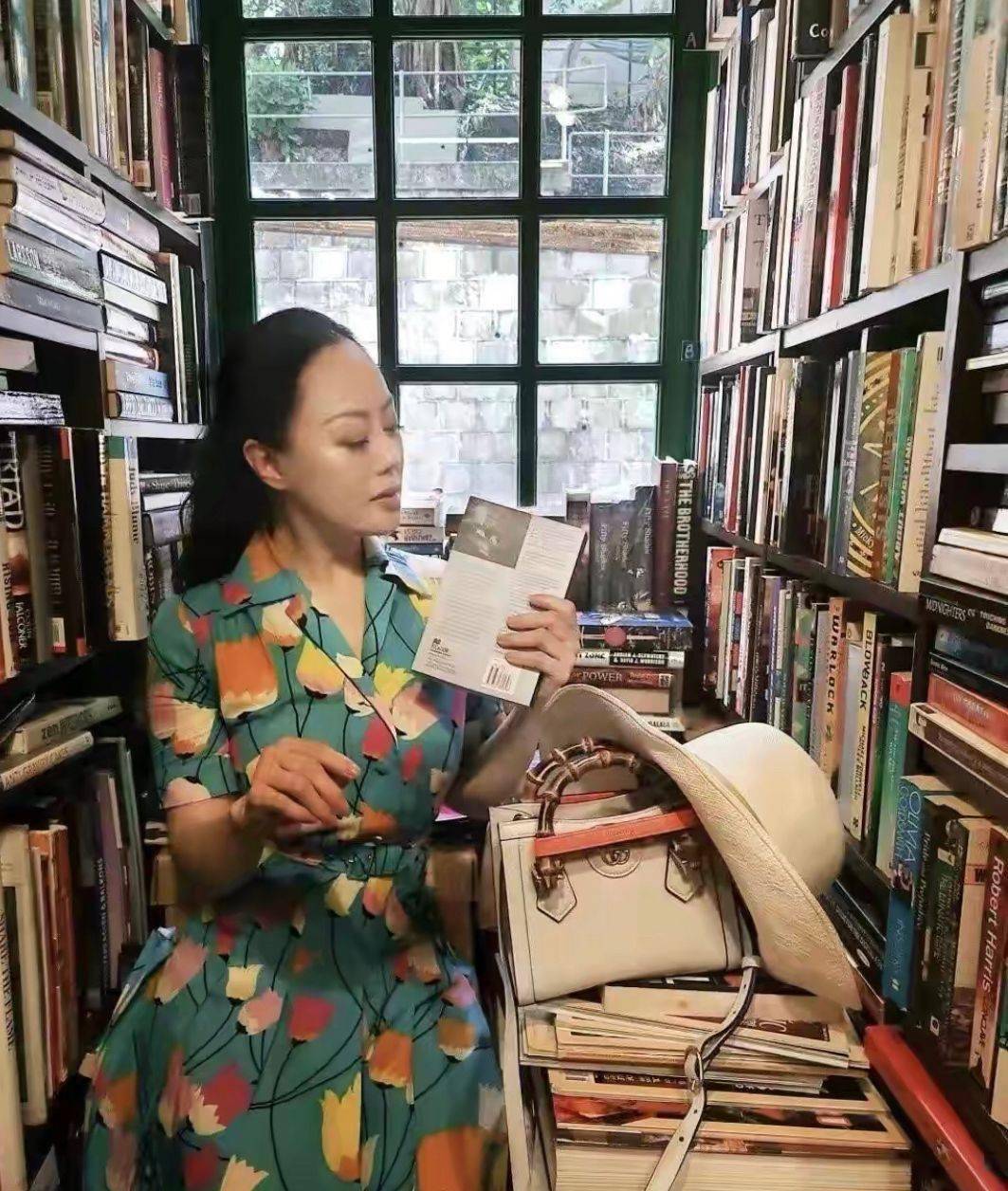 当然,无论章小蕙给出什么,她都能维持现状,也期待她的穿搭能吸引更多