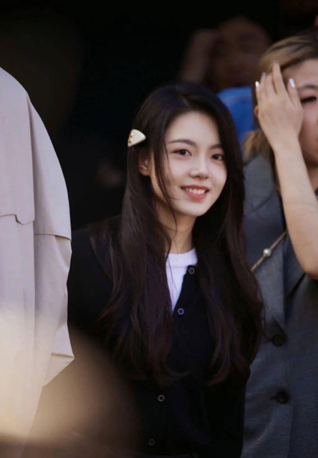 怎么可能,一定是她俩谁改年龄了!_时装周_迪丽热巴_miu