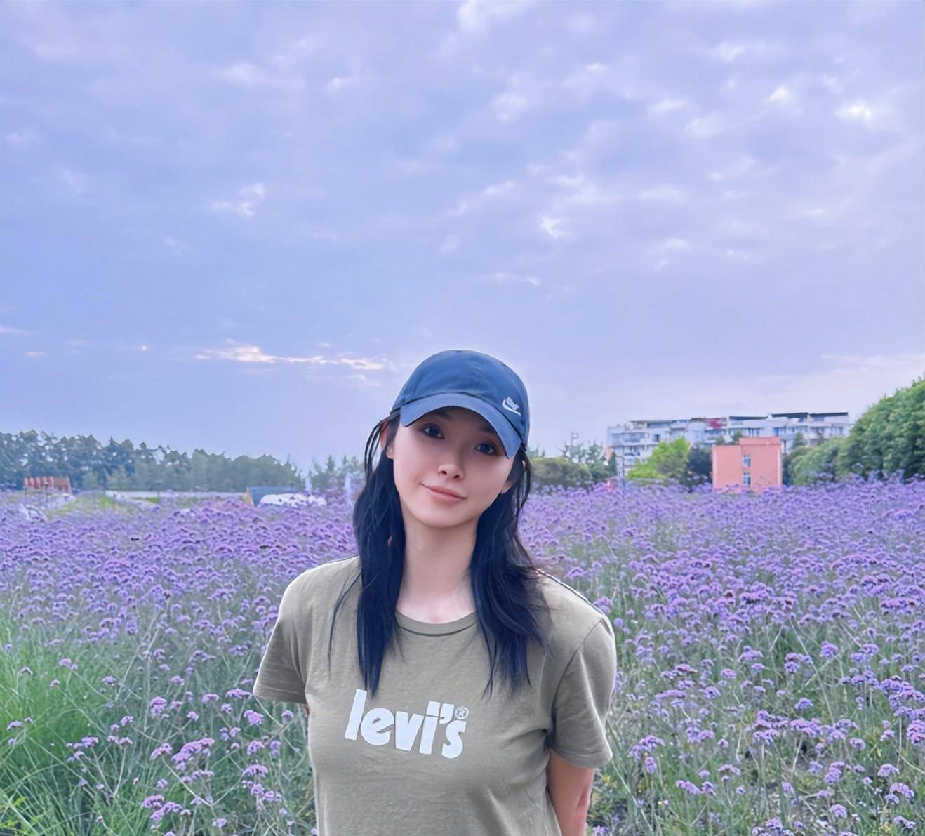 26岁吴艳妮正在改变国人的美丽标准!瓜子脸和辫子比明星还好看!