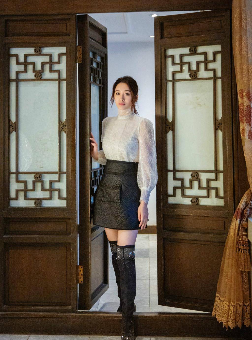 43岁李小冉肤白自信,穿"渣女靴"街拍走路狂带风,长公主变女王_靴子