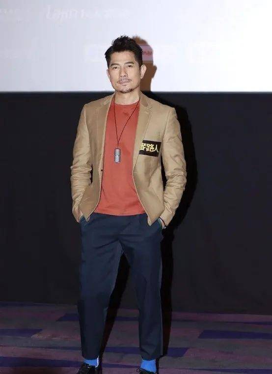 郭富城穿小西装配polo衫,小胡渣锦上添花,网友:这才是男神!