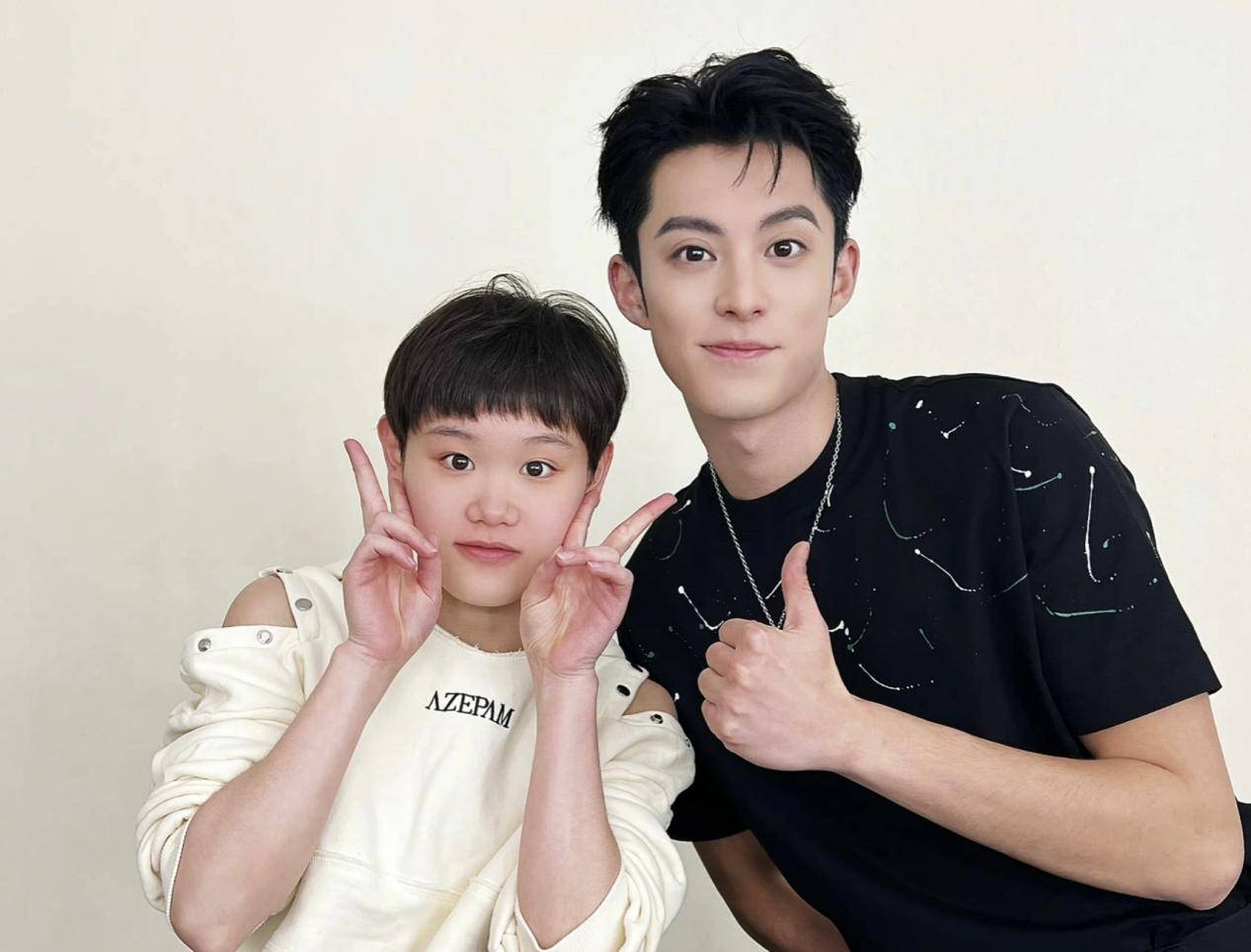 16岁全红婵送黄子韬花篮,写祝贺卡片,收到偶像回馈_明星_训练_演唱会