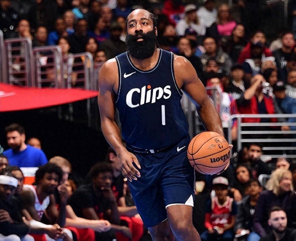 在进攻时间还剩5秒的情况下把球传给了哈登,哈登接球后展现了火箭