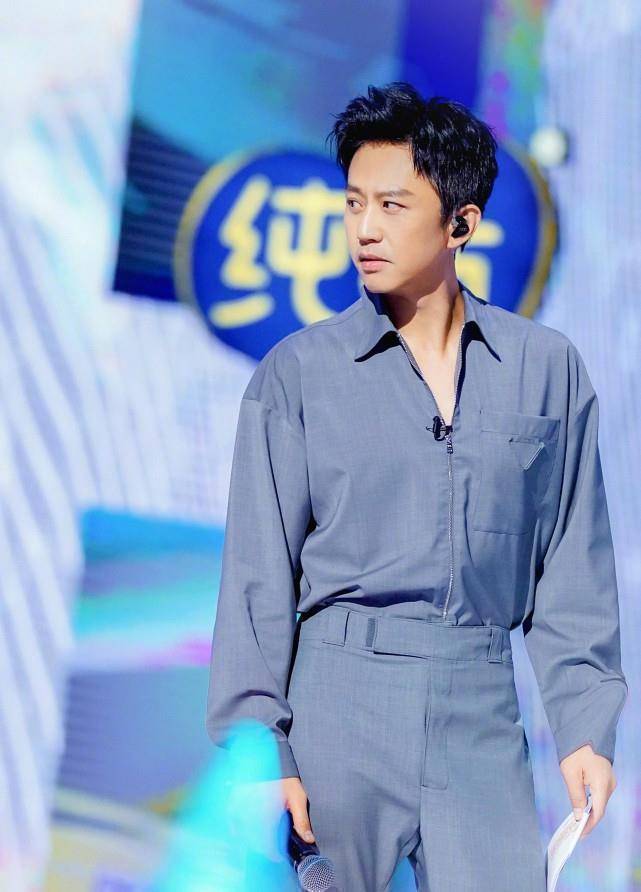 黄子韬再做新美甲发照炫耀,首晒美甲细节照,我被小拇指美甲设计感动