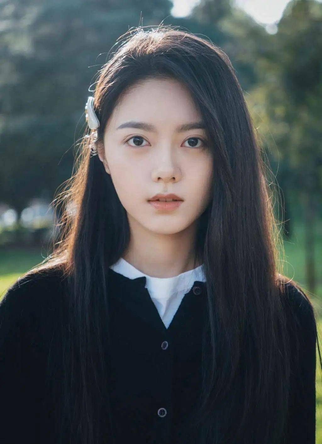 怎么可能,一定是她俩谁改年龄了!_时装周_迪丽热巴_miu