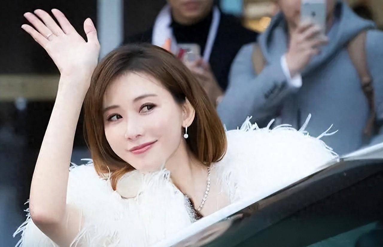 林志玲宣布退圈后罕露面,拎4万包陪老公会友,穿搭被彻底日化