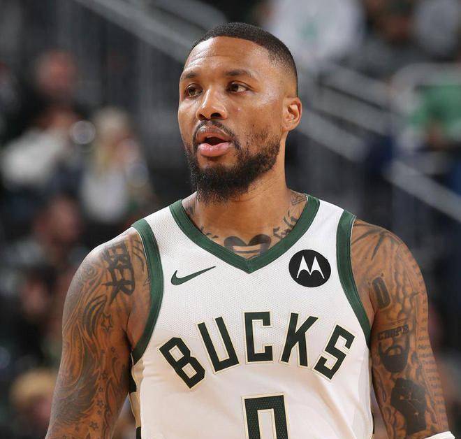 单核利拉德雄鹿最强一战 轰37 13 4秀logo三分 字母哥场边愣住了_比赛