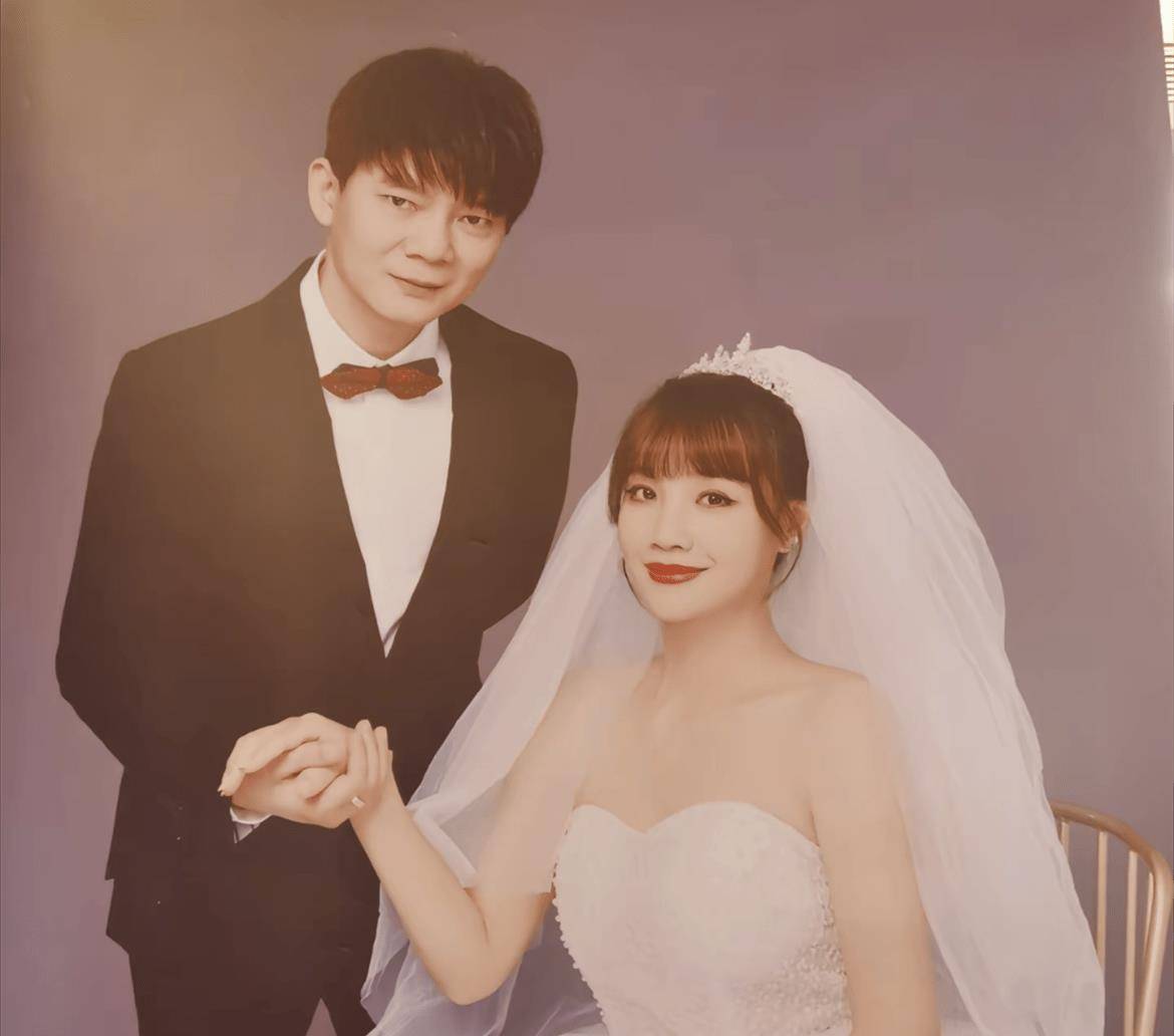 38岁歌手六哲返回老家补办婚礼!