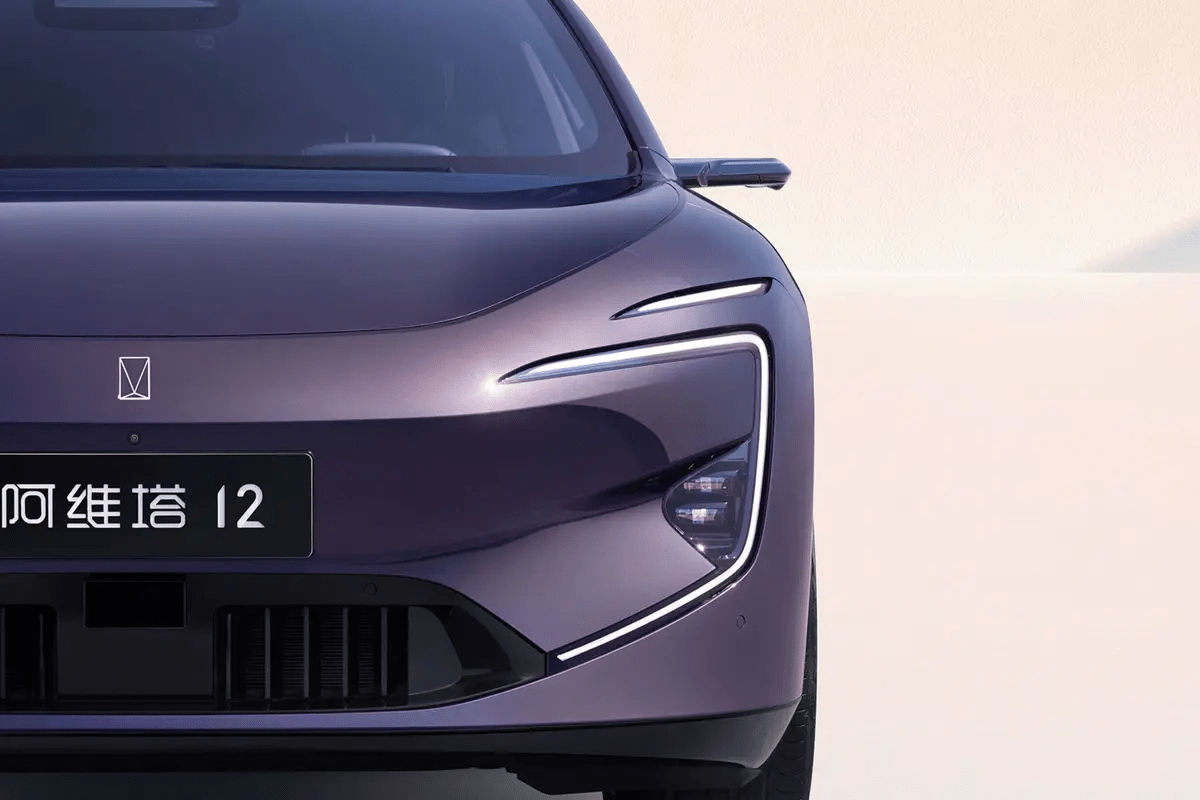 amg gt,rs e-tron gt面前,这台短前悬,大轮毂的新能源汽车有回眸一笑