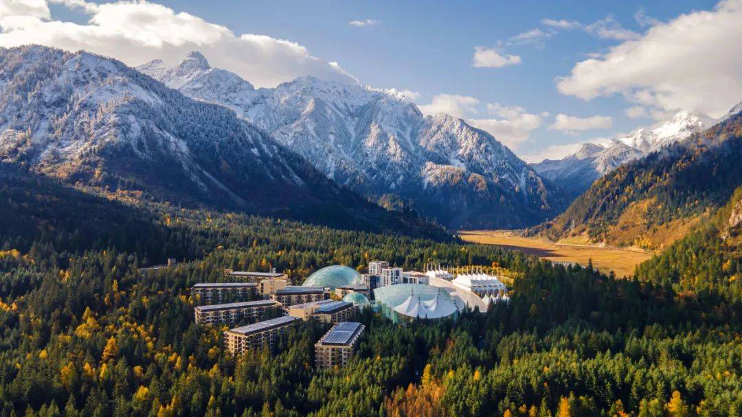 九寨天堂洲际大饭店酒店占地广阔,矗立着一个巨型玻璃穹顶,穹顶下仿佛