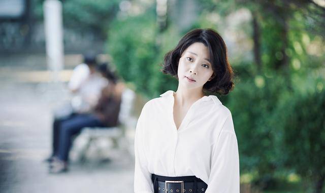 很多像殷桃这个年龄段的女人都会觉得不用再去在意自己的穿搭这些东西