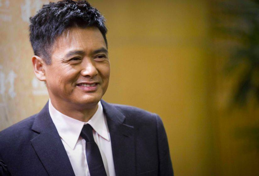 在周润发看来,健康生活不分年龄,参加半程马拉松只是他保持活力,拥抱