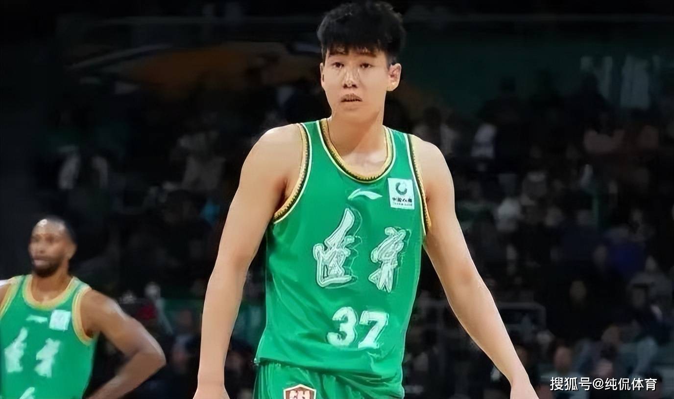 鄢手骐用4场比赛,将自己职业生涯打没了!球迷:手帝能力真不差_辽篮_乌