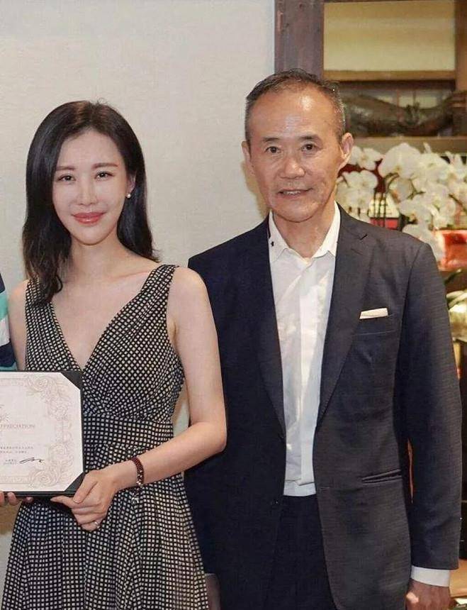 王石3岁女儿罕曝光,田朴珺拥抱怀中满眼宠溺,小公主眉眼像爸爸_黑色