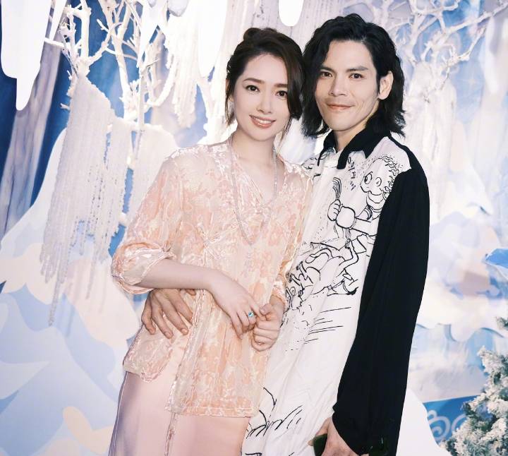 向佐郭碧婷夫妇出席婚礼,男方碰杯神情不屑?