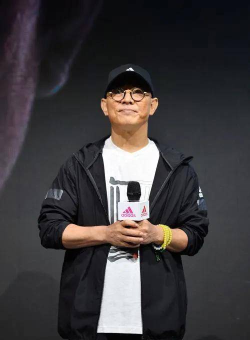 李连杰晚年也不得不停下演艺事业,在2020年拍完《花木兰》之后,李连杰