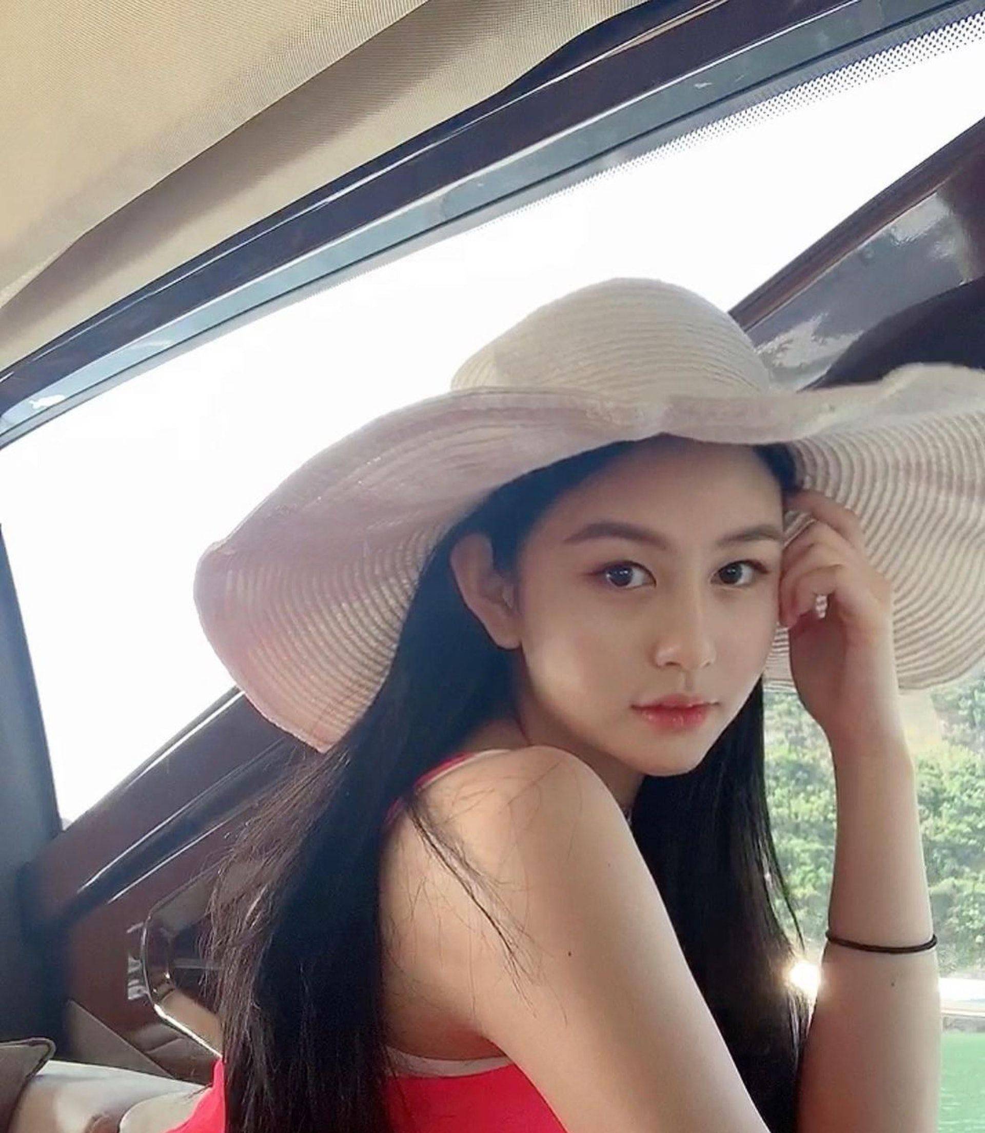 55岁邱淑贞看bp演唱会!女儿狂追朴彩英合影曝心机致朴彩英变丑