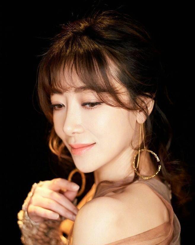 陈紫函虽然年轻,但已经在娱乐圈小有名气,成为一颗闪亮的明星.