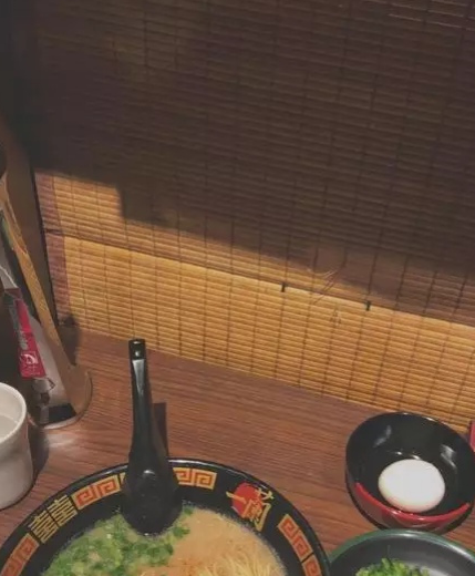 网友晒出一蘭拉面账单：一碗面一百多，多加点葱还要收12！(图2)